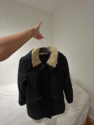 Damjacka - Sally & Circle damjacka. Inga tecken på slitage eller skador på jackan. Kan mötas upp i Göteborg eller frakta.