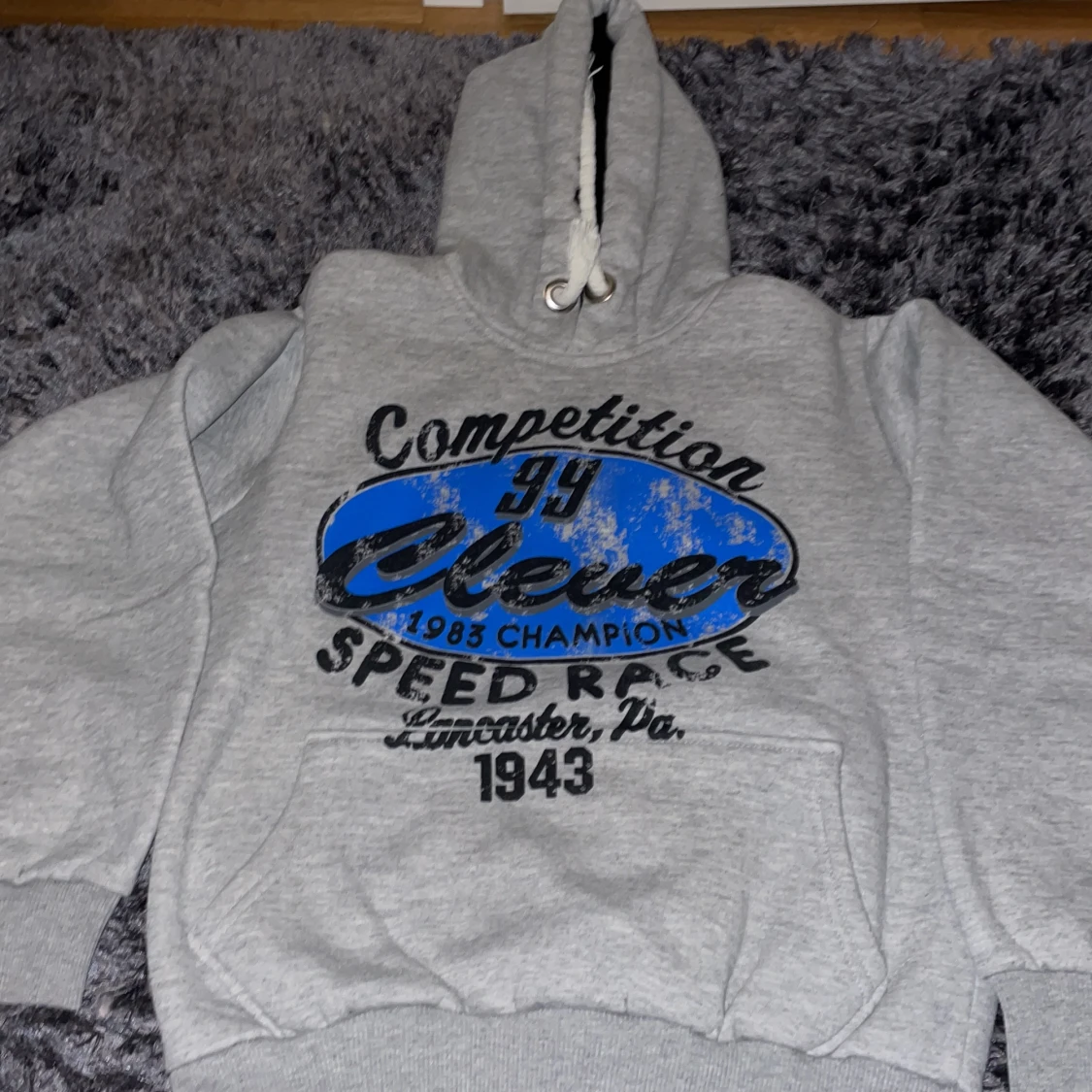 Grå hoodie 