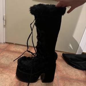 Demonia ”vinter” skor i gott skick endast använda några gånger