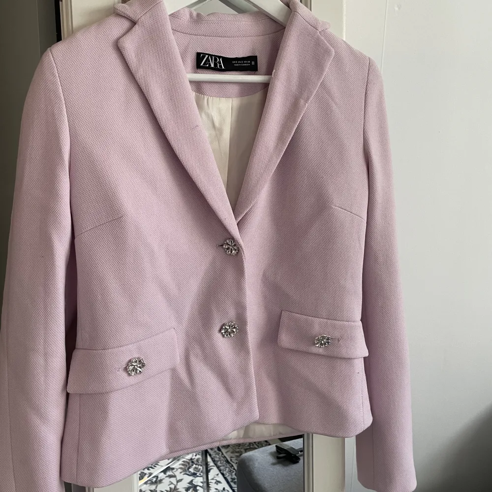 Säljer denna rosa kavajen / blazer från Zara. Endast testad💕. Kostymer.