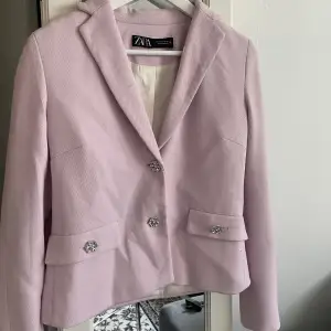 Säljer denna rosa kavajen / blazer från Zara. Endast testad💕