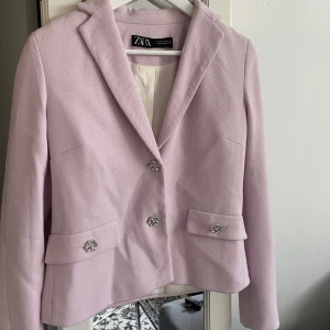 Rosa kavaj - Säljer denna rosa kavajen / blazer från Zara. Endast testad💕