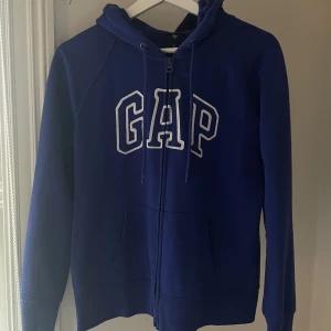 GAP Houidie - Säljer denna supersnygga huvtröja!🤩 Storleken är M men jag skulle säga att den passar xs-m❤️