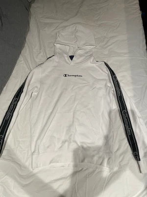Champions hoodie  - En vit snygg hoodie från Champion! Storlek XS och i fint skick 