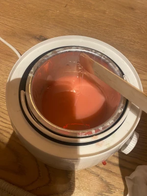 Wax heater  - Wax maskin som kommer med wax beans. Fungerar jätte bra använda 2-3 gånger då dom it kom till användning då man knappt vågar använda plåster 😭