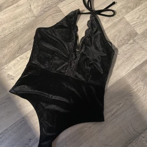 Body - Säljer denna snygga body från bikbok som aldrig kommit till användning! Knyter runt nacken, skriv privat för bilder på🥰
