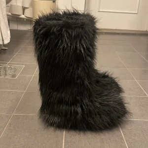 Pälsskor  - Använd gärna köp nu :) Fakepäls skor använda en gång