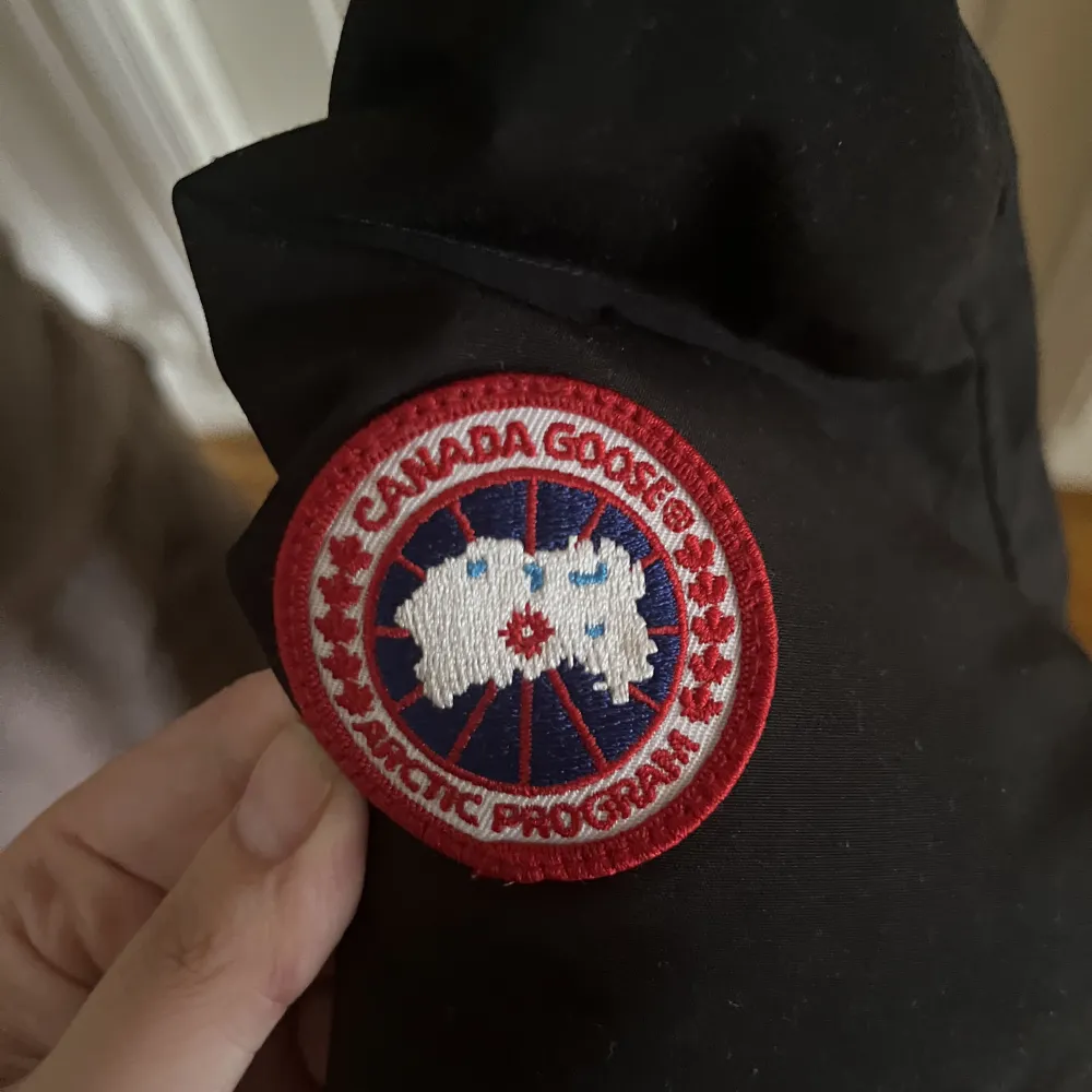 Säljer en Canada goose shelburne parka för min syster. Säljer för 6000. Den är bra skick och är bara använd i en vinter. Inga repor eller fläckar. Nypris mellan 16-19k. Storlek S. Priset går att diskutera.. Jackor.