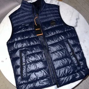 Hugo Boss - Boss Odeno Väst - Säljer en helt väst från Boss i modellen Odeno. Färgen är Navy. Storleken är L. (52)