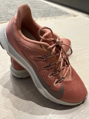 Träningsskor dam Strl 41 - Som nya! - Aldrig använda utomhus och enstaka gång inomhus.  Allround träningsskor Nike strl: Eur 41 Färg, rosa/aprikos  Rök- och djurfritt hem. Finns kvar så länge annonsen är kvar.