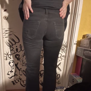 Svarta jeans - För små för mig