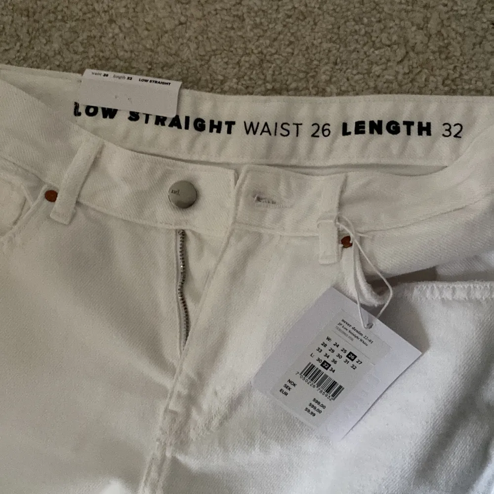 Vita lågmidjade jeans från bikbok i modellen low straight🌟 helt nya, säljer då de tyvärr va för stora för mig:( nypris 599kr. Jeans & Byxor.