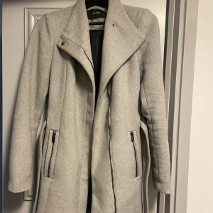 Grå kappa från Vero Moda - Grå kappa från Vero Moda i storlek xs. Mycket fint skick. 