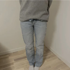 Ljusblåa zara jeans - Så sjukt söta ljusblå zara jeans i storlek 36🩵🩵köptes för 349. Priset kan diskuteras