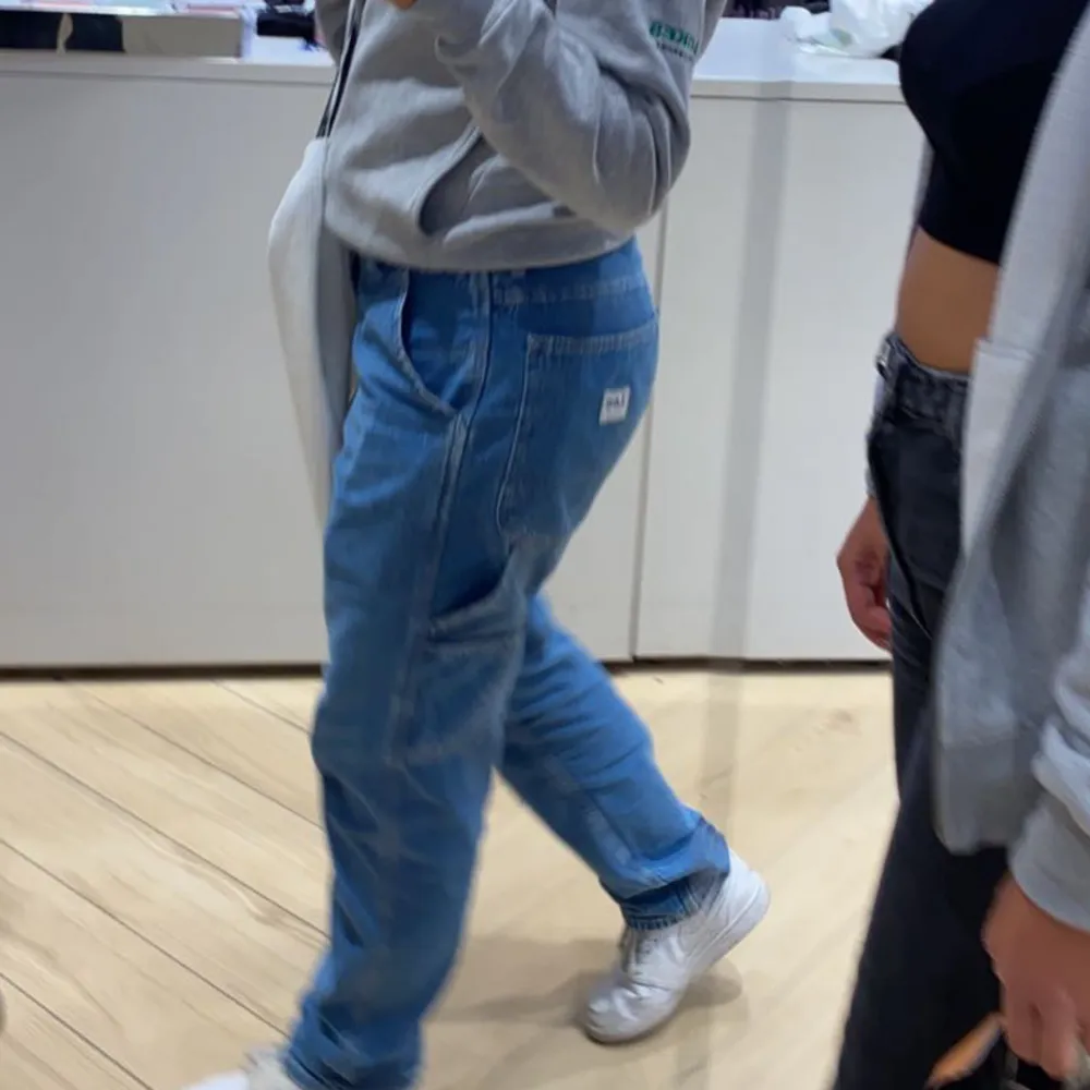 Hej!💙 Säljer mina snygga LeeJeans, då de inte kommer till användning🫧använda 3-4 gånger-skick 9/10. Nypris 1200, säljer nu för 350🤩. Jeans & Byxor.