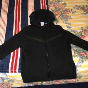 Nike tech fleece - Säljer min Nike tech pga den är för liten. Bra skick. Bra för ungdomar som är mellan 150-165