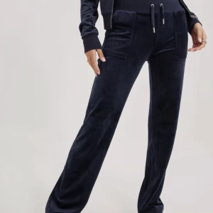 Juicy couture  - Mörkblå/Night sky Juicy couture (Del ray pocket pant) byxor i storlek xs 🤍🤍 skriv privat för frågor eller fler bilder 🤍🤍