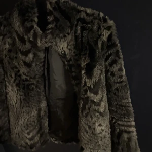 pälsjacka - Unik jacka i pälsimitation. Köpt second hand. Så snygg nu till hösten o vintern, jätteskön och mjuk och i superbra skick. Skulle säga att den passar xs-m. Tveka inte att skriva privat vid frågor❣️