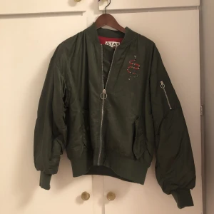 Bomber jacka - Säljer den då den inte kommer till användning. Jackan är varm, broderat. Oversized.