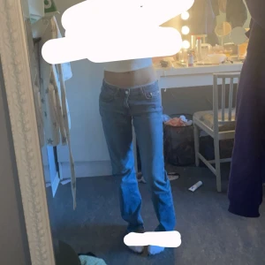 Jeans från Junkyard - jag köpte dessa förra året för 500kr. Tyvärr finns de defekter, inget som man tänker på men fick en gräsfläck då jag ramlade med moppen😣därav priset (se bild 2) det mesta är borta och det är meningen att det ska se nött ut på knäkna, se där jag ringat in☺️