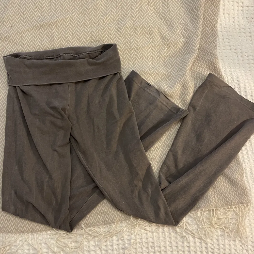 Så snygga gråa yogapants/mjukisbyxor från Brandy Melville i strl onesize (passar mig perfekt som normalt har S). Tyvärr något missfärgade i tvätten, se sista bilden där det är som ljusare ”stripor”, men det tänker man ej på! ☺️   Samfraktar gärna!!! 🤝. Jeans & Byxor.