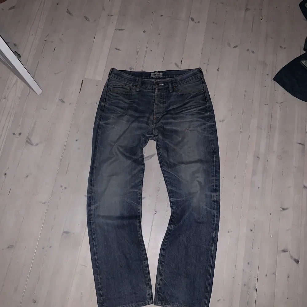 Acne vintage Jaensson har skit snygga fades på fram och baksidan, storlek 33/32, är jättesköna, kom med bud. Jeans & Byxor.