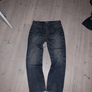 Acne vintage jeans - Acne vintage Jaensson har skit snygga fades på fram och baksidan, storlek 33/32, är jättesköna, kom med bud