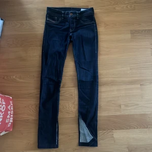 Mörkblå jeans lowwaist - Lowwaist diesel jeans med slits. Ni står för frakt 📦 och möte kan diskuteras