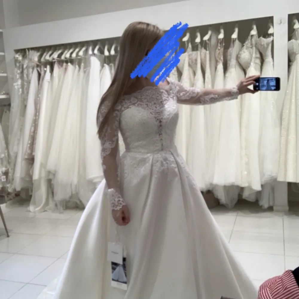 Oanvänd bröllopsklänning Pronovias Geraldine, of vit färg, köpt i Milagro Stockholm, storlek 36-38, helt ny i dummpåsen . Ny kostar 2250 euro. Klänningar.