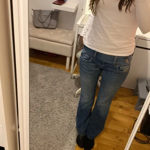 Low waist diesel bootcut jeans - Jag säljer mina skitsnygga diesel jeans för att de inte längre kommer till användning. De är i bra skick. Passar mig bra (kanske lite korta) jag är 173-174. Gammal model men de kostade 1500kr.