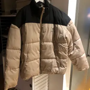 Sweet skateboards puffer jacket. använd en vinter men ser ut som oanvänd