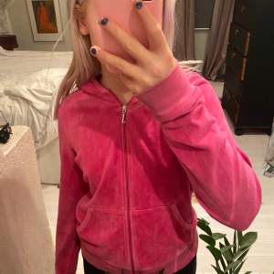 Säljer den här rosa gamla juicy couture sip hoodie som inte går att köpa längre❤️Den är i storlek M men är som en xs❤️ pris kan diskuteras❤️