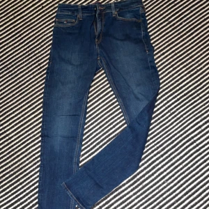 Tommy Hilfiger jeans - Snygga och sjukt grishiga Tommy hilfiger jeans🤩. 9/10 skick, använda 3-4 gånger. Storleken är 176/s och sitter bra på någon som är runt 180-185