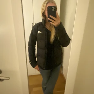 North face jacka - Säljer denna svarta jacka från North face i storlek S! Denna kommer inte längre till användning och den är i väldigt bra skick. Passar jättebra nu när det blir kallare. Nypris är cirka 2600 men säljer för 1000kr, pris kan självklart diskuteras💓🙌