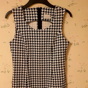 Huggtandsklänning  - Säljer min klänning som jag hade julen 2008. Det står st 42 men är mer för tonåring. Perfekt st 34. Trång för mig med st 38. Svartare irl. Snygg nyårsklänning. Mjuk. Ser varm ut. Sval. Möts upp gbg och i malmö. Ej frakt. Märke är hennes collection. Hmm 