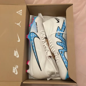 Nike fotbollsskor  - Detta är ett par jättefina helt nya och oanvända fotbollsskor i storlek 44,5. Dessa skor har inga defekter och var felbeställda