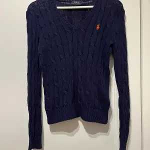 En elegant Ralph Lauren POLO tröja med en v urringning. I mycket bra skick och har används ett fåtal gånger. Det är 100% bomull i materialet och är väldigt skön att ha på sig med eller utan Också skjorta. 