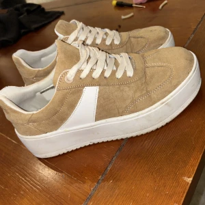 Snygga Sneakers - Använda 1 gång utomhus, så är i nyskick, jättesnygga men kommer aldrig till användning.  Storlek 39  Nypris: 599kr Mitt pris 200kr
