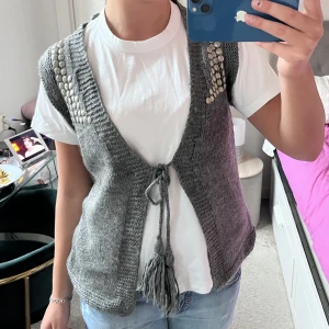 Stickad väst! - Så snygg stickad väst som är jättefin över en vit T-shirt!