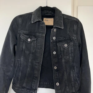 Jeansjacka New Yorker - Jeansjacka från New Yorker i storlek xs. Den är använd men i fint skick och har detaljer av ”slitage”. Snabbt köp uppskattas. 