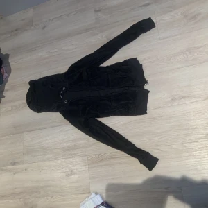 Zip-hoodie - Fin vanlig svart zip-hoodie, finns tyvärr inte något snöre kvar till luvan.