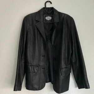 Fantastisk vintage skinnjacka - Fantastiskt vintage skinnjacka i äkta läder. Väldigt bra skick, mjukt läder. Storlek: M Pris: 400kr