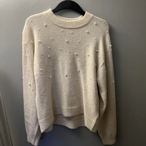 Beige stickad tröja - Söljer denna super sköna beiga stickade tröjan från hm! Den ör i storlek xs men skulle absolut passa S och kanske till och med M! Jag fraktar endast hör av er om ni har frågor❤️