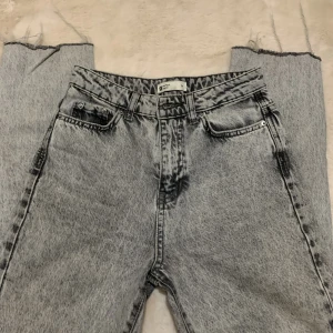 Grå jeans  - Raka jeans från Gina Tricot. Mycket bra skick. Pris kan diskuteras. Hör av dig vid frågor💗