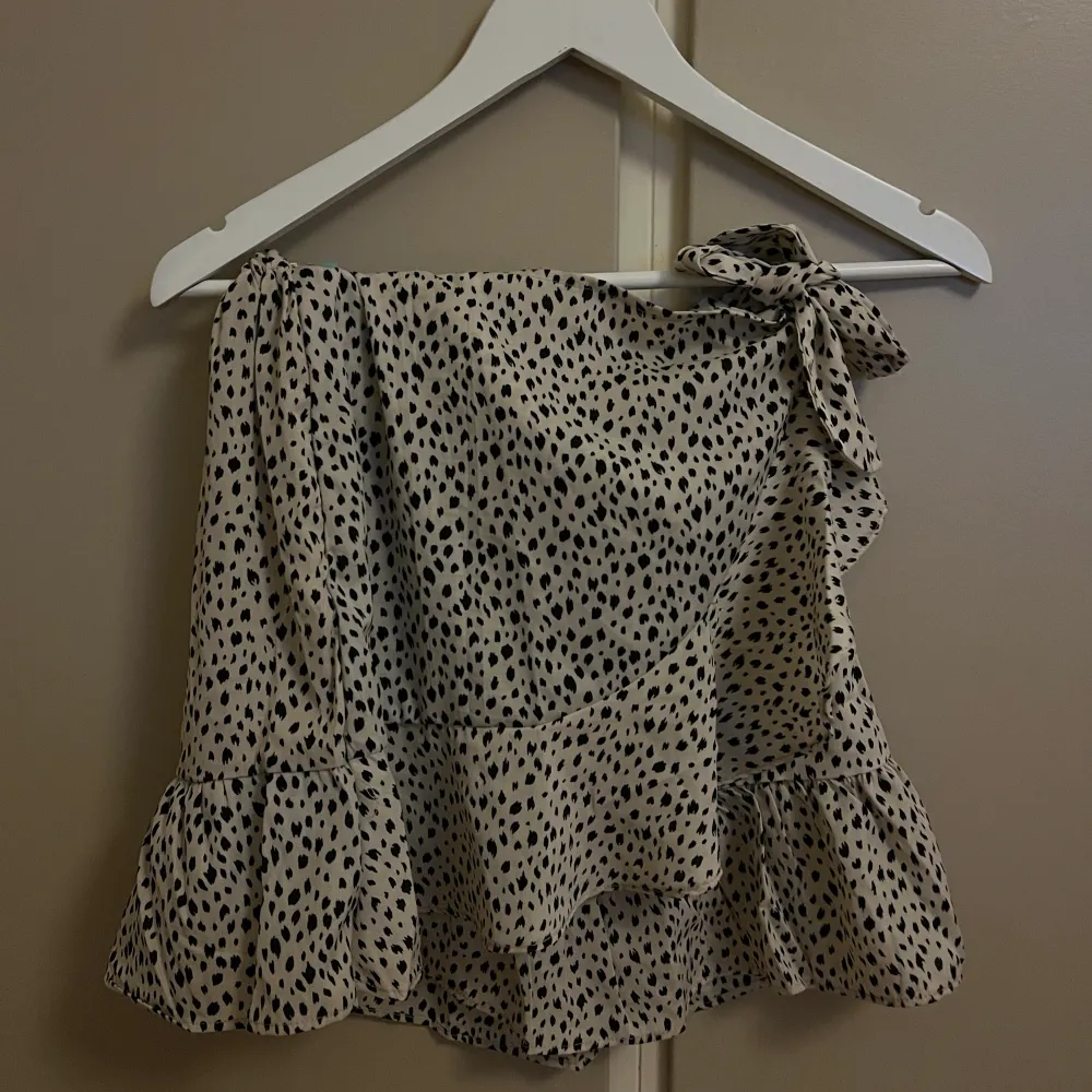 Fin omlott kjol ifrån Shein i storlek S! Leopard liknande mönster. . Kjolar.