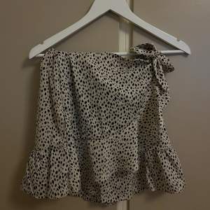 Fin omlott kjol ifrån Shein i storlek S! Leopard liknande mönster. 