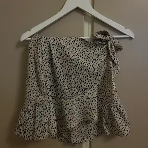 Fin omlott kjol ifrån Shein i storlek S! Leopard liknande mönster. 