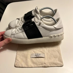 Valentino skor  - Tja säljer nu dessa feta Valentino open skorna i väldigt fint skick, använda fåtal gånger, skick 9/10. Nypris 7300 köp för 2899, priset är ej hugget i sten. Tillkommer dustbag, Skriv vid funderingar. MVH Simon 