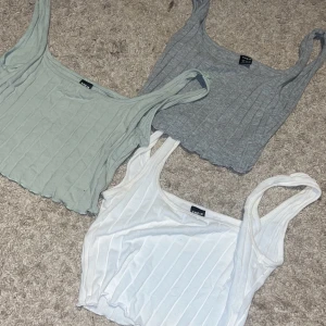 3st linnen   - 3st söta linnen, typ oanvända tror xs men är osäker om det är xs eller s 