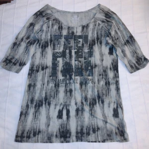 Beige/grön y2k topp med tryck - 100% bomull - storlek M - Beige/grön mönstrad y2k topp med tryck. 100% bomull. Storlek M (40/42). Bara använd någon enstaka gång och i så gott som nyskick. 